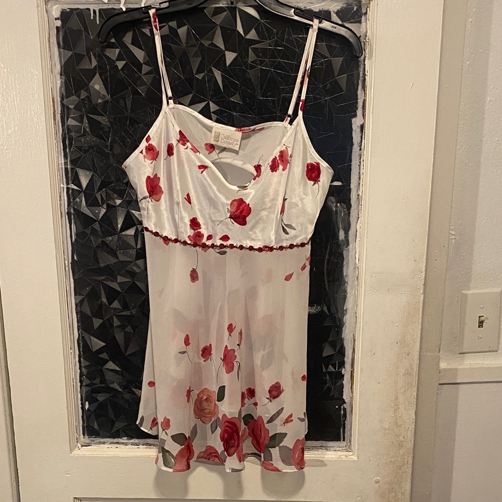 Chic Floral Chemise in White and Red - Picture 1 of 1